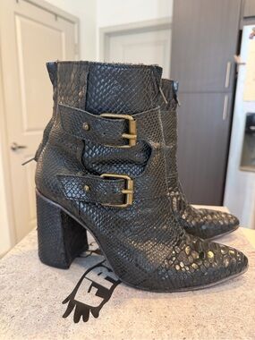 Freebird Joey In Black Snakeskin Leather Ankle
Boot Size 10